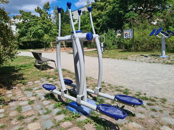 Bild vergrößern: Im Bürgerpark am Bürgerhaus gibt es mehrere Fitnessgeräte: Biker, Stepper, Double Air Walker, Arm-Rotation und Twister.