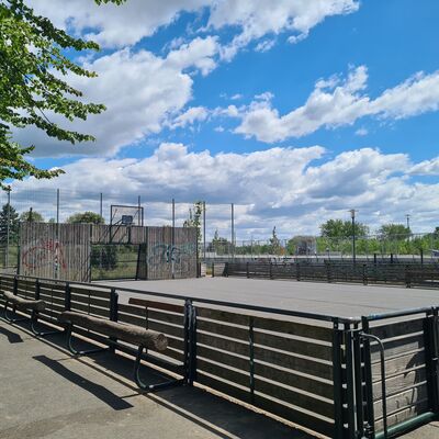 Auf der Streetballanlage kann Basketball und Fußball gespielt werden.