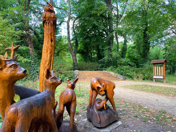 Bild vergrößern: Verschiedene Holzfiguren schmücken den Viktoriapark.
