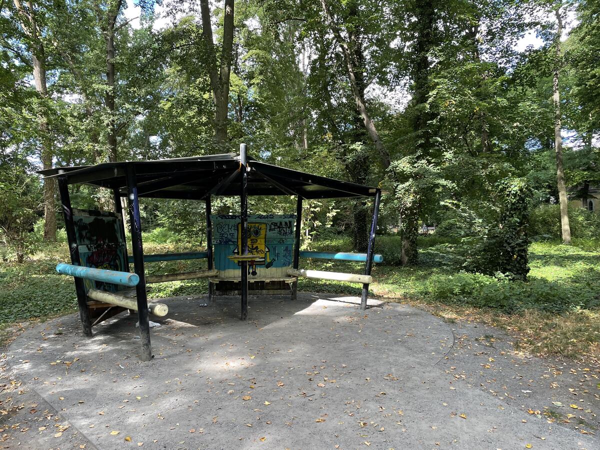 Bild vergrößern: Ein Pavillon für Jugendliche im Viktoriapark.