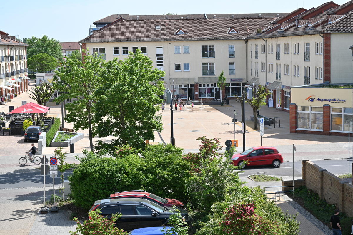 Bild vergrößern: Der neu gestaltete Marktplatz in Velten.