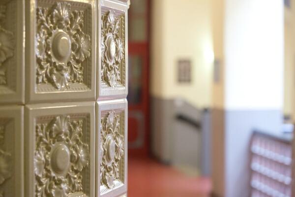 Bild vergr&ouml;&szlig;ern: Zur Zierde: Kachel&ouml;fen geh&ouml;ren in das Veltener Rathaus.