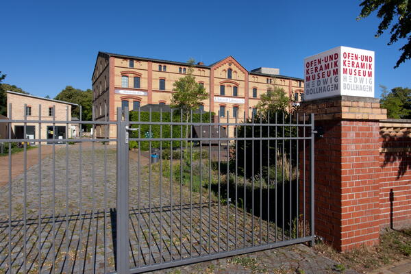 Bild vergr&ouml;&szlig;ern: Das Eingangstor zum Ofen- und Keramikmuseum.