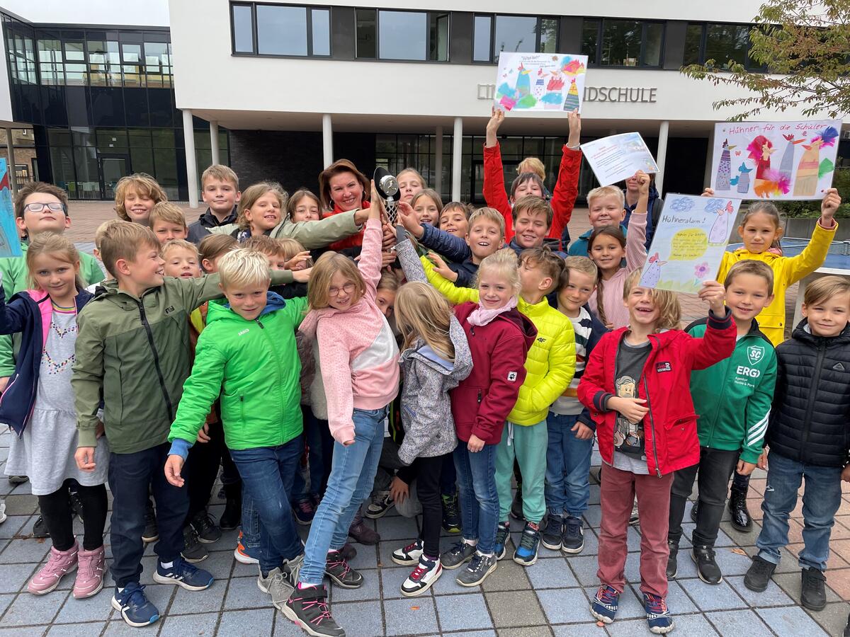 Bild vergrößern: Große Freude herrschte bei den lauffreudigen Kindern der Linden-Grundschule, als Bürgermeisterin Ines Hübner ihnen den Wanderpokal übereichte.