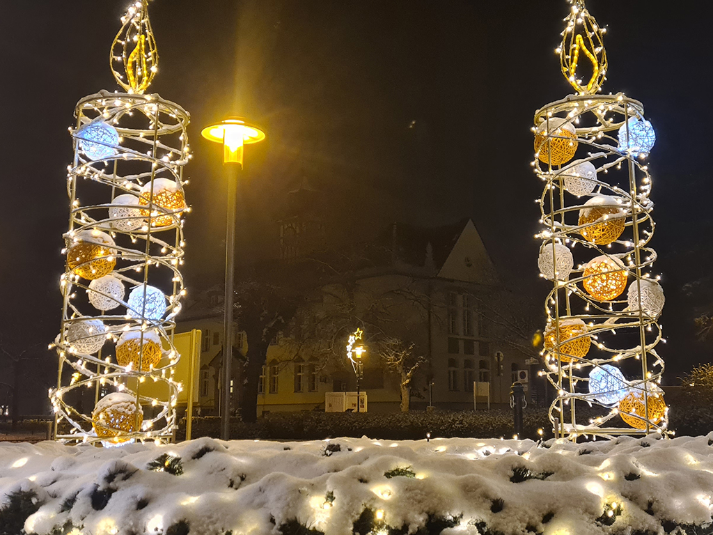 Bild vergrößern: Auch der Adventskranz wird zum Weihnachtsmarkt wieder auf dem Marktplatz zum Leuchten gebracht werden.