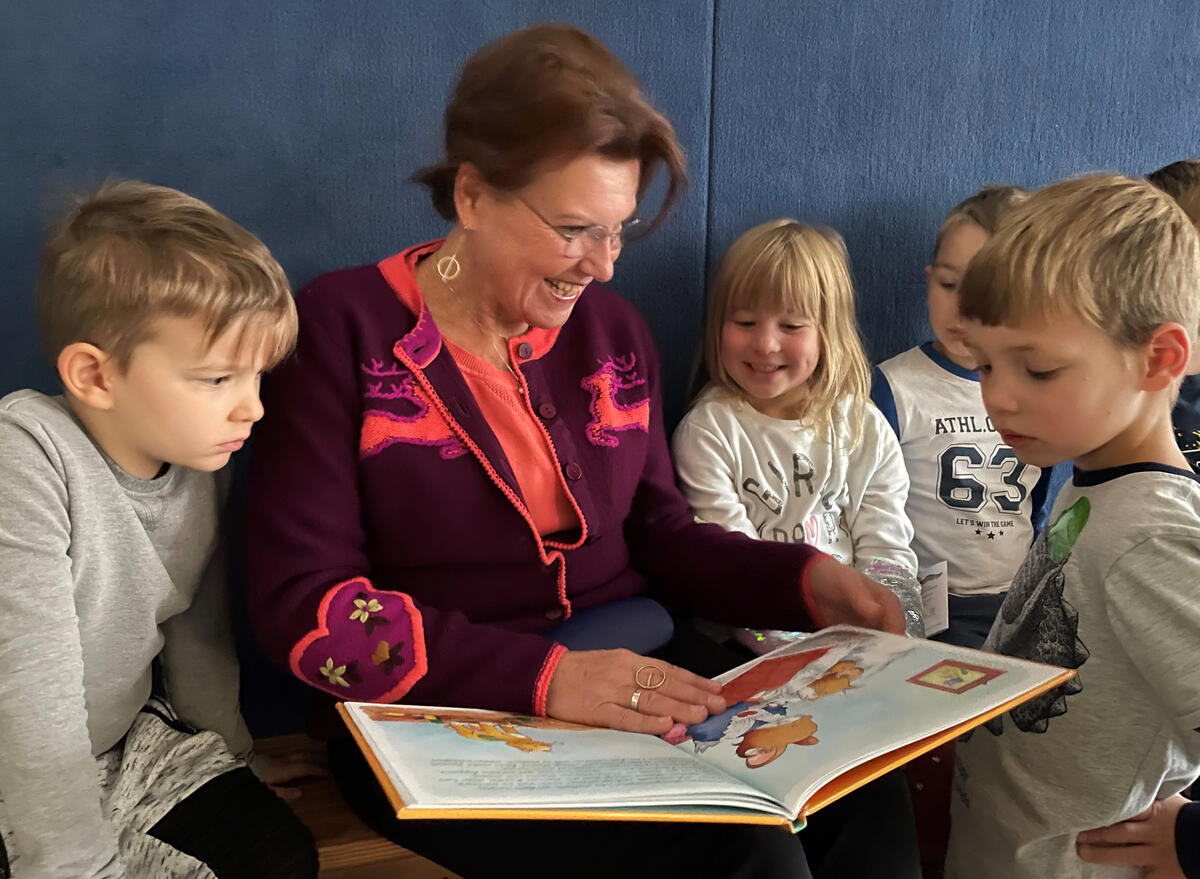 Bild vergrößern: Gebannt hörten die Kita-Kinder der Kita Kunterbunt Bürgermeisterin Ines Hübner zu, die natürlich auch gleich aus den neuen Büchern aus der Medienbox vorlas.