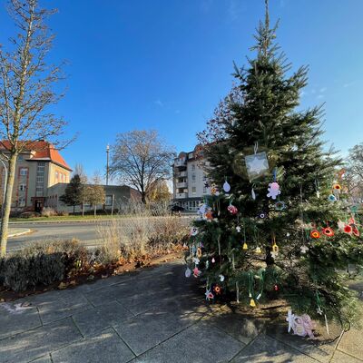 Bild vergrößern: Der Weihnachtsbaum 2022 auf dem Bahnhofsvorplatz.