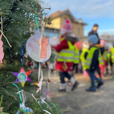 Bild vergrößern: Kunterbunt und vor allem: ganz liebevoll selbst gemacht ist der Weihnachtsbaumschmuck der Veltener Kita-Kinder, der nun den Baum auf dem Bahnhofsplatz wieder ziert.