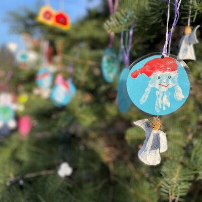 Bild vergrößern: Kunterbunt und vor allem: ganz liebevoll selbst gemacht ist der Weihnachtsbaumschmuck der Veltener Kita-Kinder, der nun den Baum auf dem Bahnhofsplatz wieder ziert.