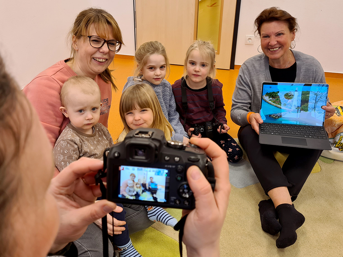 Bild vergrößern: Bürgermeisterin Ines Hübner (rechts) überreicht die Tablets und Kameras an Wiebke Weseloh, Leiterin der Kita Kinderland II, und die Kinder.