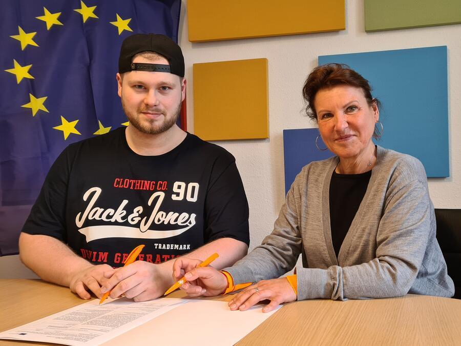 Bild vergrößern: Marcel Ruffert und Bürgermeisterin Ines Hübner unterzeichnen die Erklärung "Europa fängt in der Gemeinde an".