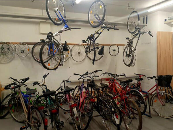 Bild vergrößern: Fahrräder in der Fahrradwerkstatt im Bürgerhaus.