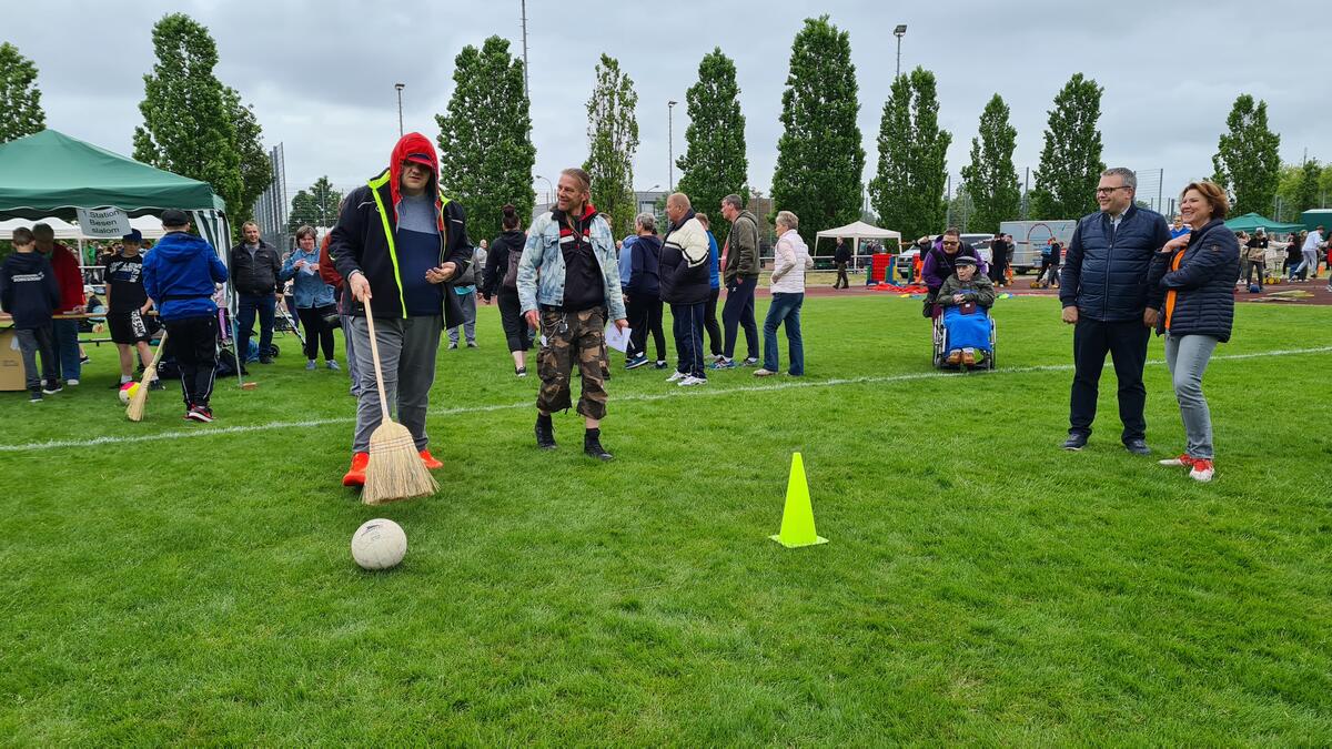Bild vergrößern: Die Bewohner der Wohnstätte Rote Villa aus Velten waren auch beim Integrationssportfest in Hennigsdorf dabei.
