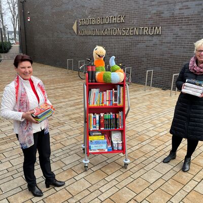 Ines Hübner und Karina Melerowicz vor Bibliothek.