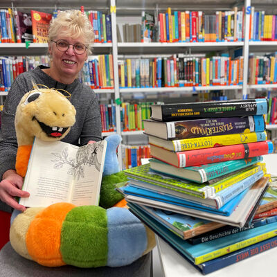 Karina Melerowicz und Leo Lesewurm wetten, dass es die Veltener Kinder schaffen, mindestens 13.239 Bücherseiten aus den Bibliotheksregalen zu lesen.