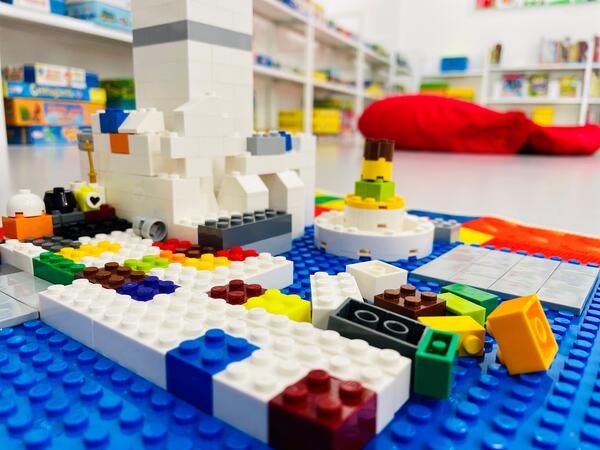 Bild vergr&ouml;&szlig;ern: Lego in der Kinderbibliothek