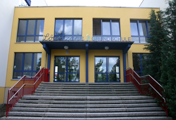 Bild vergrößern: Eingang Löwenzahn Grundschule.