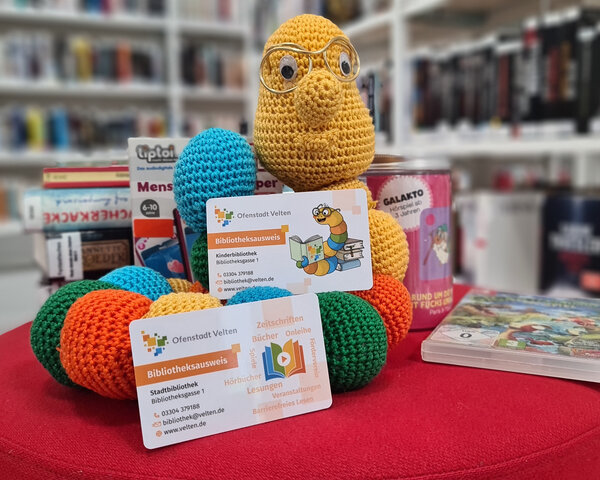 Bild vergr&ouml;&szlig;ern: Die druckfrischen Bibliotheksausweise sind da: F&uuml;r die Kinder ist es nat&uuml;rlich das Bibliotheksmaskottchen Leo Lesewurm, das Lust auf einen Besuch macht.