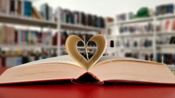 Bild vergr&ouml;&szlig;ern: Ein Herz f&uuml;r B&uuml;cher.