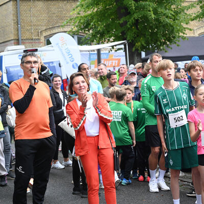 Bild vergr&ouml;&szlig;ern: Durch die Zielgerade gelaufen sind letztlich 578 Starterinnen und Starter. Der Familien-Lauf quer durch die Ofenstadt zog damit nochmals deutlich mehr Laufbegeisterte als im Vorjahr (2024: 517 Finisher) auf die Strecke.