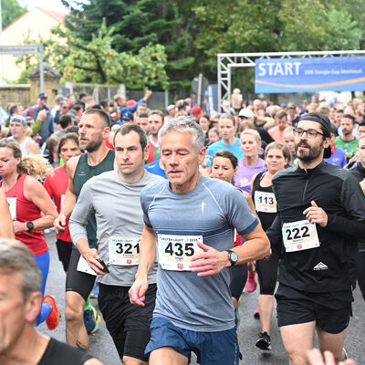 Bild vergr&ouml;&szlig;ern: Durch die Zielgerade gelaufen sind letztlich 578 Starterinnen und Starter. Der Familien-Lauf quer durch die Ofenstadt zog damit nochmals deutlich mehr Laufbegeisterte als im Vorjahr (2024: 517 Finisher) auf die Strecke.
