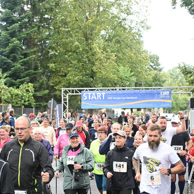 Bild vergr&ouml;&szlig;ern: Durch die Zielgerade gelaufen sind letztlich 578 Starterinnen und Starter. Der Familien-Lauf quer durch die Ofenstadt zog damit nochmals deutlich mehr Laufbegeisterte als im Vorjahr (2024: 517 Finisher) auf die Strecke.