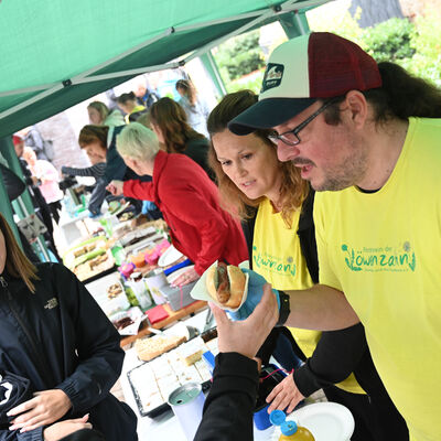 Bild vergr&ouml;&szlig;ern: Durch die Zielgerade gelaufen sind letztlich 578 Starterinnen und Starter. Der Familien-Lauf quer durch die Ofenstadt zog damit nochmals deutlich mehr Laufbegeisterte als im Vorjahr (2024: 517 Finisher) auf die Strecke.