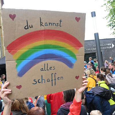 Bild vergr&ouml;&szlig;ern: Durch die Zielgerade gelaufen sind letztlich 578 Starterinnen und Starter. Der Familien-Lauf quer durch die Ofenstadt zog damit nochmals deutlich mehr Laufbegeisterte als im Vorjahr (2024: 517 Finisher) auf die Strecke.
