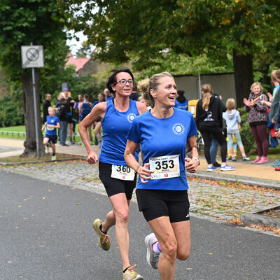Bild vergr&ouml;&szlig;ern: Durch die Zielgerade gelaufen sind letztlich 578 Starterinnen und Starter. Der Familien-Lauf quer durch die Ofenstadt zog damit nochmals deutlich mehr Laufbegeisterte als im Vorjahr (2024: 517 Finisher) auf die Strecke.