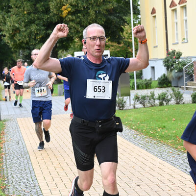 Bild vergr&ouml;&szlig;ern: Durch die Zielgerade gelaufen sind letztlich 578 Starterinnen und Starter. Der Familien-Lauf quer durch die Ofenstadt zog damit nochmals deutlich mehr Laufbegeisterte als im Vorjahr (2024: 517 Finisher) auf die Strecke.