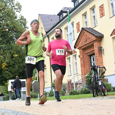 Bild vergr&ouml;&szlig;ern: Durch die Zielgerade gelaufen sind letztlich 578 Starterinnen und Starter. Der Familien-Lauf quer durch die Ofenstadt zog damit nochmals deutlich mehr Laufbegeisterte als im Vorjahr (2024: 517 Finisher) auf die Strecke.