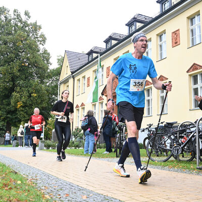 Bild vergr&ouml;&szlig;ern: Durch die Zielgerade gelaufen sind letztlich 578 Starterinnen und Starter. Der Familien-Lauf quer durch die Ofenstadt zog damit nochmals deutlich mehr Laufbegeisterte als im Vorjahr (2024: 517 Finisher) auf die Strecke.
