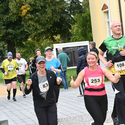 Bild vergr&ouml;&szlig;ern: Durch die Zielgerade gelaufen sind letztlich 578 Starterinnen und Starter. Der Familien-Lauf quer durch die Ofenstadt zog damit nochmals deutlich mehr Laufbegeisterte als im Vorjahr (2024: 517 Finisher) auf die Strecke.