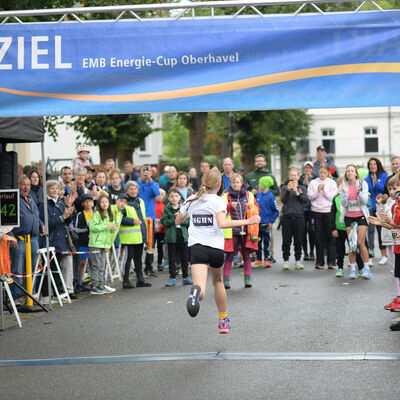 Bild vergr&ouml;&szlig;ern: Durch die Zielgerade gelaufen sind letztlich 578 Starterinnen und Starter. Der Familien-Lauf quer durch die Ofenstadt zog damit nochmals deutlich mehr Laufbegeisterte als im Vorjahr (2024: 517 Finisher) auf die Strecke.