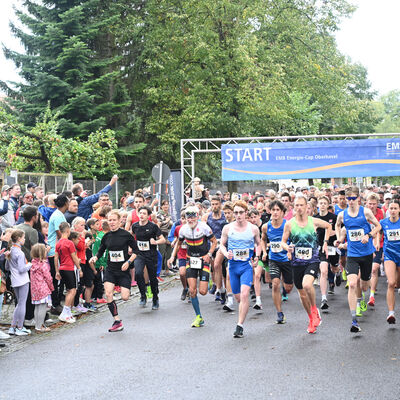 Bild vergr&ouml;&szlig;ern: Durch die Zielgerade gelaufen sind letztlich 578 Starterinnen und Starter. Der Familien-Lauf quer durch die Ofenstadt zog damit nochmals deutlich mehr Laufbegeisterte als im Vorjahr (2024: 517 Finisher) auf die Strecke.