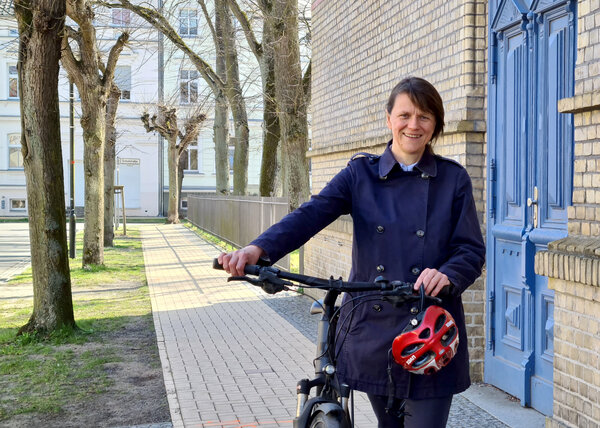 Bild vergr&ouml;&szlig;ern: B&uuml;rgermeisterin Manuela Nebel mit ihrem Fahrrad in der Rathausstra&szlig;e.