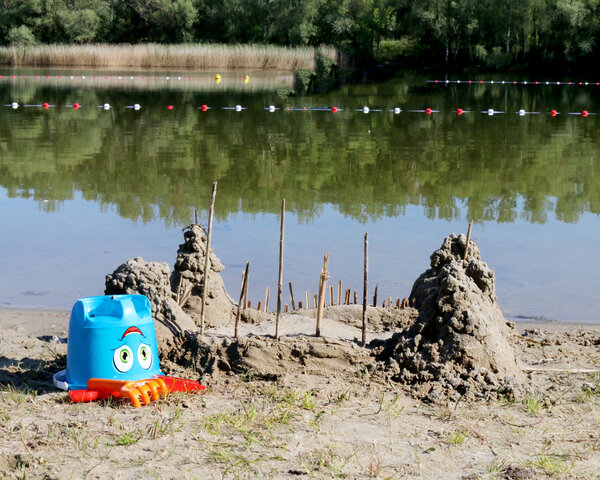 Bild vergr&ouml;&szlig;ern: Kleckerburg und Buddeleimer am Wasser.