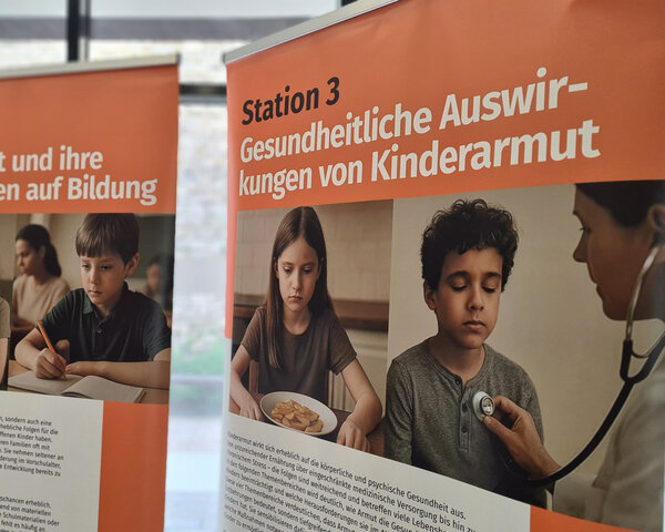 Bild vergr&ouml;&szlig;ern: Ausstellung Kinderarmut im Kommunikationszentrum.