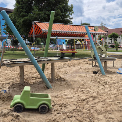 Bild vergr&ouml;&szlig;ern: Auch der gro&szlig;e Wasserspielplatz ist neu und bereichert nun den Spielplatz.
