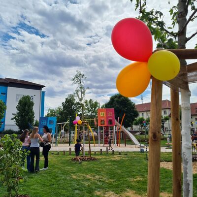 Bild vergr&ouml;&szlig;ern: Spielplatzer&ouml;ffnung der Kita Villa Regenbogen.