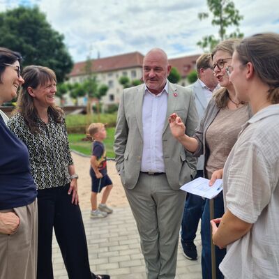 Bild vergr&ouml;&szlig;ern: Minister Robert Crumbach und B&uuml;rgermeisterin Manuela Nebel (2. von links) im Gespr&auml;ch mit der Planerin.