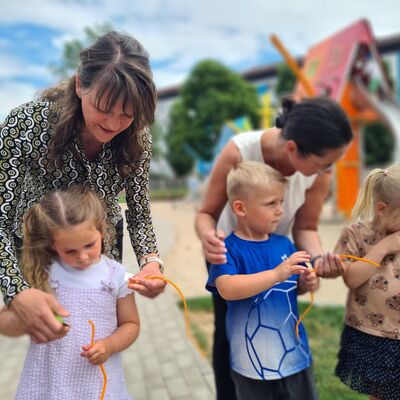 Bild vergr&ouml;&szlig;ern: Spielplatzer&ouml;ffnung der Kita Villa Regenbogen.