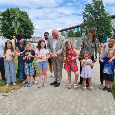Bild vergr&ouml;&szlig;ern: Hortleiterin Nadin Lischke, Minister Robert Crumbach, B&uuml;rgermeisterin Manuela Nebel und Kitaleiterin Mandy Reinhardt er&ouml;ffneten den Spielplatz der Villa Kita Regenbogen.