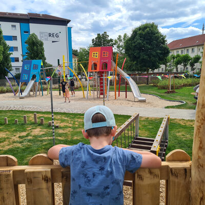 Bild vergr&ouml;&szlig;ern: Vom Aussichtsh&uuml;gel haben die Kinder einen guten &Uuml;berblick &uuml;ber den gro&szlig;en Spielplatz.