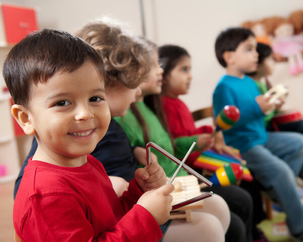 Bild vergr&ouml;&szlig;ern: Eine Kindergruppe musiziert.