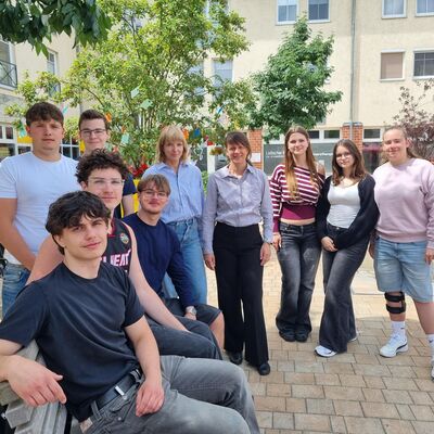 Gruppenbild mit B&uuml;rgermeisterin Manuela Nebel