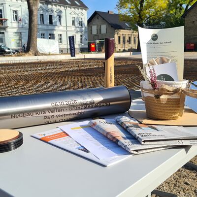 Bild vergr&ouml;&szlig;ern: In die Zeitkapsel kamen M&uuml;nzen, Tageszeitungen und das Velten kompakt, die Baupl&auml;ne und kleine Geschenke f&uuml;r die n&auml;chste Generation.