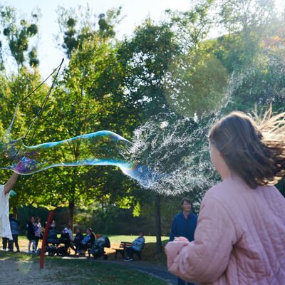 Bild vergr&ouml;&szlig;ern: Herbstzauber 2026 in Velten: Zahlreiche Familien lockte es auf den Abenteuerspielplatz nach Velten S&uuml;d. Das abwechslungsreiche Programm und Angebot machte Lust auf die kommende Jahreszeit.