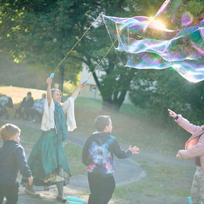 Bild vergr&ouml;&szlig;ern: Herbstzauber 2026 in Velten: Zahlreiche Familien lockte es auf den Abenteuerspielplatz nach Velten S&uuml;d. Das abwechslungsreiche Programm und Angebot machte Lust auf die kommende Jahreszeit.