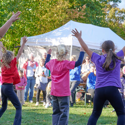 Bild vergr&ouml;&szlig;ern: Herbstzauber 2026 in Velten: Zahlreiche Familien lockte es auf den Abenteuerspielplatz nach Velten S&uuml;d. Das abwechslungsreiche Programm und Angebot machte Lust auf die kommende Jahreszeit.